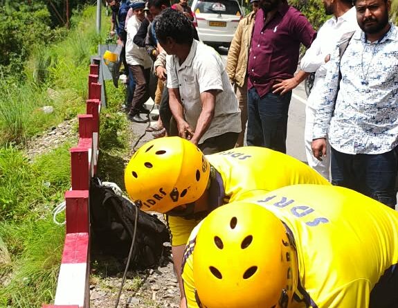 SDRF ने 100 मीटर गहरी खाई से 4 दिन से लापता नेपाली नागरिक का शव बरामद किया