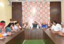 भाजपा के राष्ट्रीय अध्यक्ष के कुमाऊं दौरे के दौरान आयोजित होने वाले पूर्व सैनिक सम्मेलन की तैयारियों के संबंध में बैठक करते कैबिनेट मंत्री गणेश जोशी
