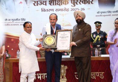 शिक्षक विद्यार्थियों के भविष्य के साथ राष्ट्र का निर्माण करते हैंः डॉ. धन सिंह रावत