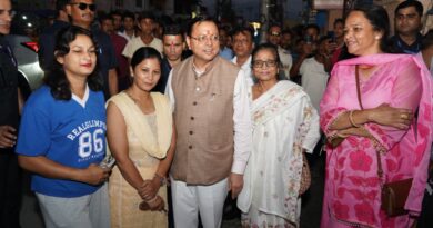 बच्चों से लेकर बुजुर्गों तक ने मांगी सेल्फी, मुख्यमंत्री धामी ने रुककर हर किसी की इच्छा की पूरी