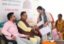 कैंप कार्यालय में दूर दराज ग्रामीणों एवं शहर के विभिन्न क्षेत्रों से आए फरियादियों की समस्याएं सुनते कैबिनेट मंत्री गणेश जोशी