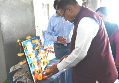 सेवा संकल्प अभियान के तरह झड़ीपानी स्थित सुभाष चंद्र बोस छात्रावास में छात्रों को शैक्षणिक सामग्री वितरित करते मंत्री गणेश जोशी