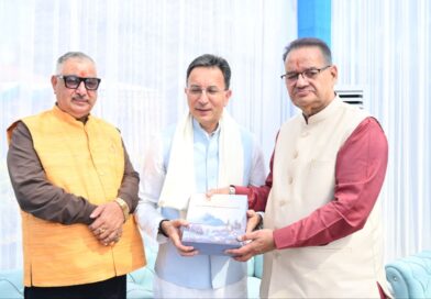 केंद्रीय राज्यमंत्री जितिन प्रसाद का उत्तराखण्ड आगमन पर स्वागत एवं अभिनंदन करते कैबिनेट मंत्री गणेश जोशी