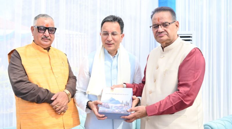 केंद्रीय राज्यमंत्री जितिन प्रसाद का उत्तराखण्ड आगमन पर स्वागत एवं अभिनंदन करते कैबिनेट मंत्री गणेश जोशी